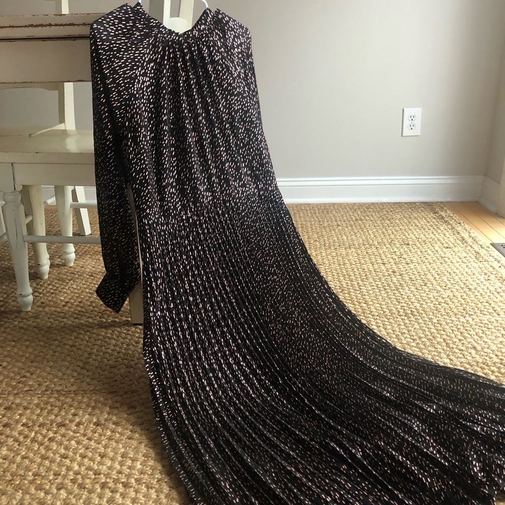New w Tag: Oliver Bonas Rose Gold Black Pleated Midi Dress. US Size 10